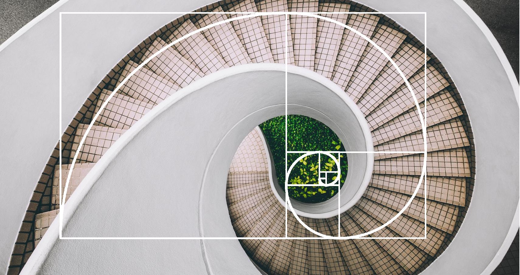 Arquitetura de uma escada em espiral e a demonstração da sua proporção áurea.