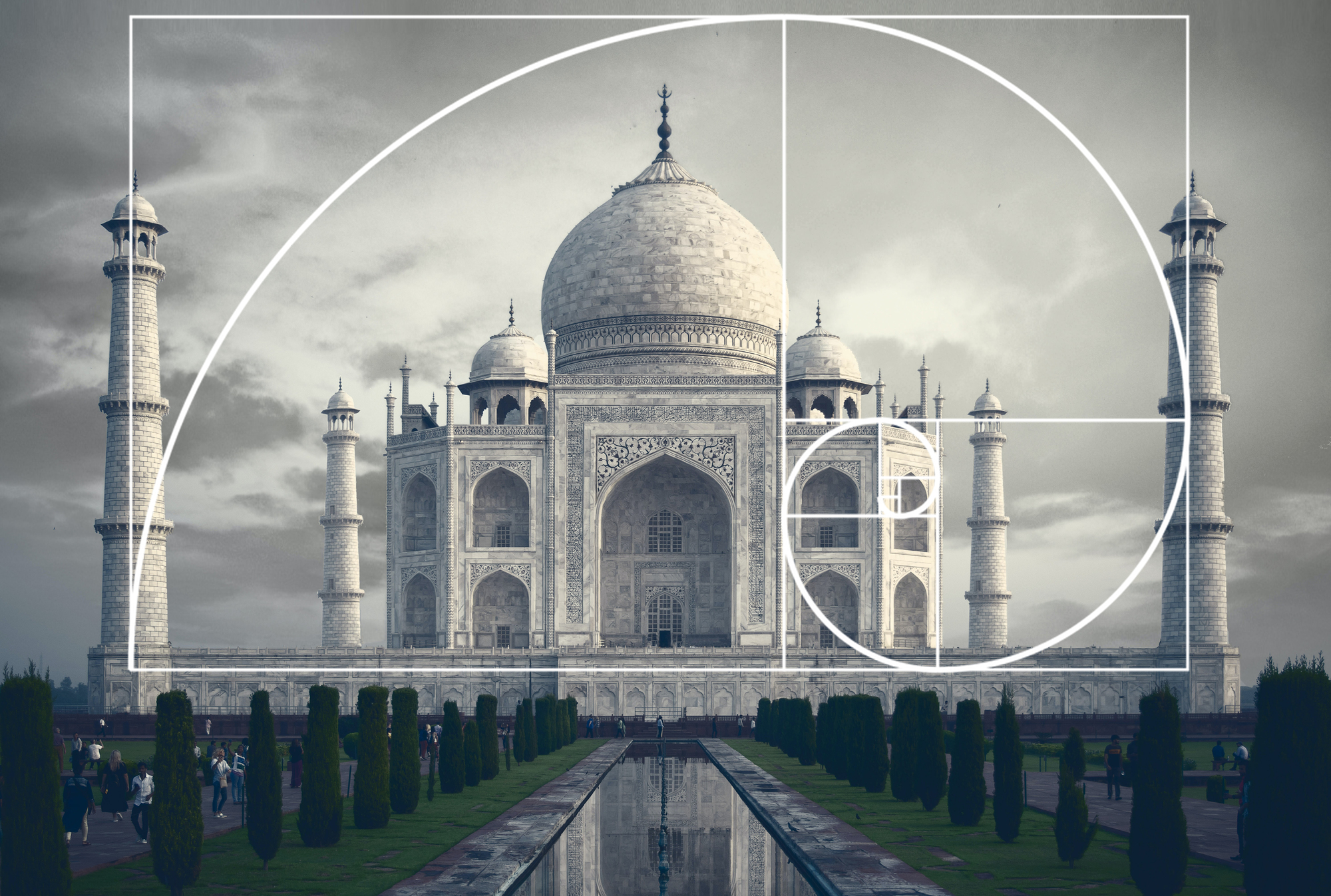 Taj Mahal e a sua perfeira simetria, seguindo a proporção áurea.